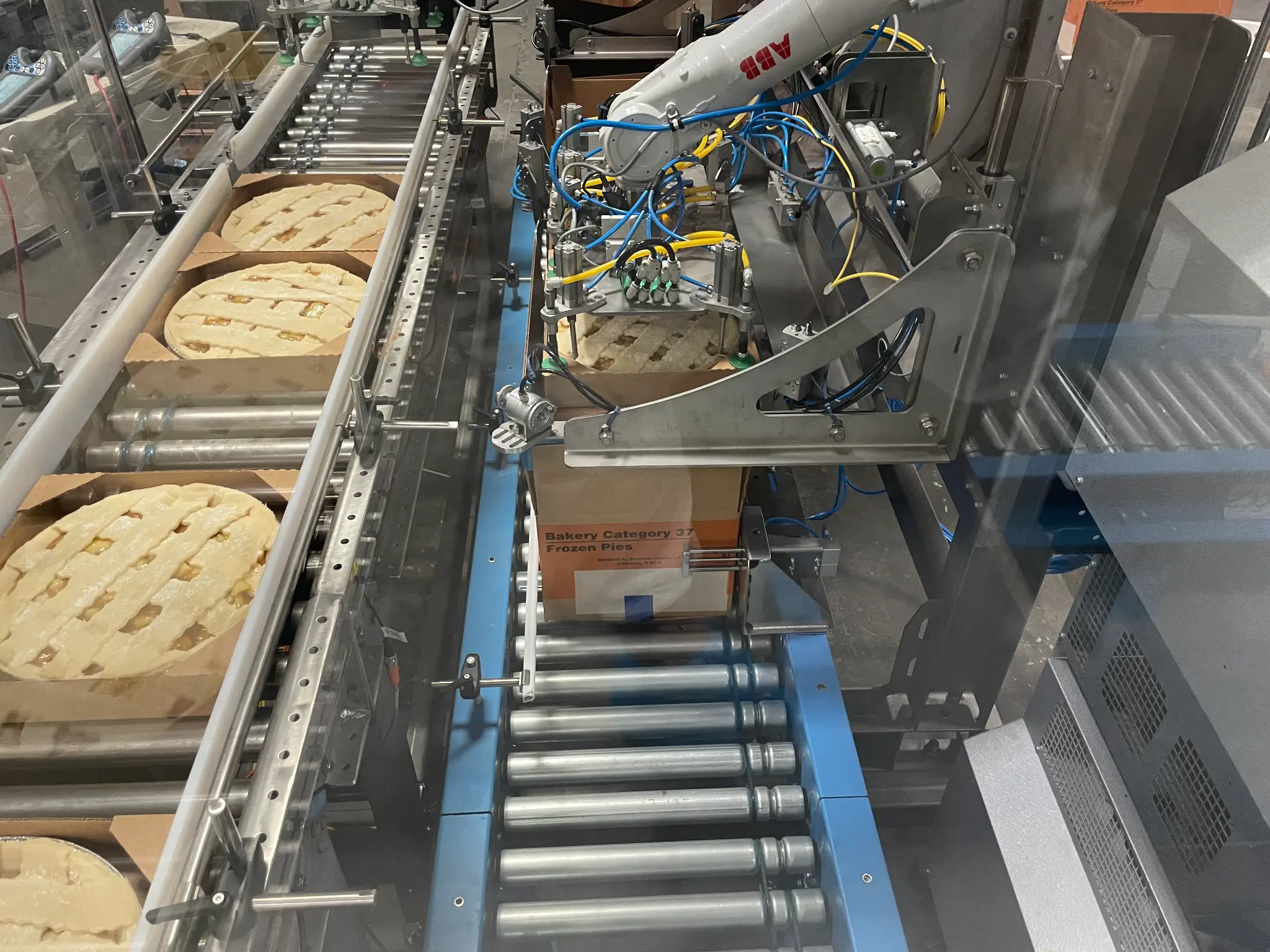 Integrated pie case packing system
